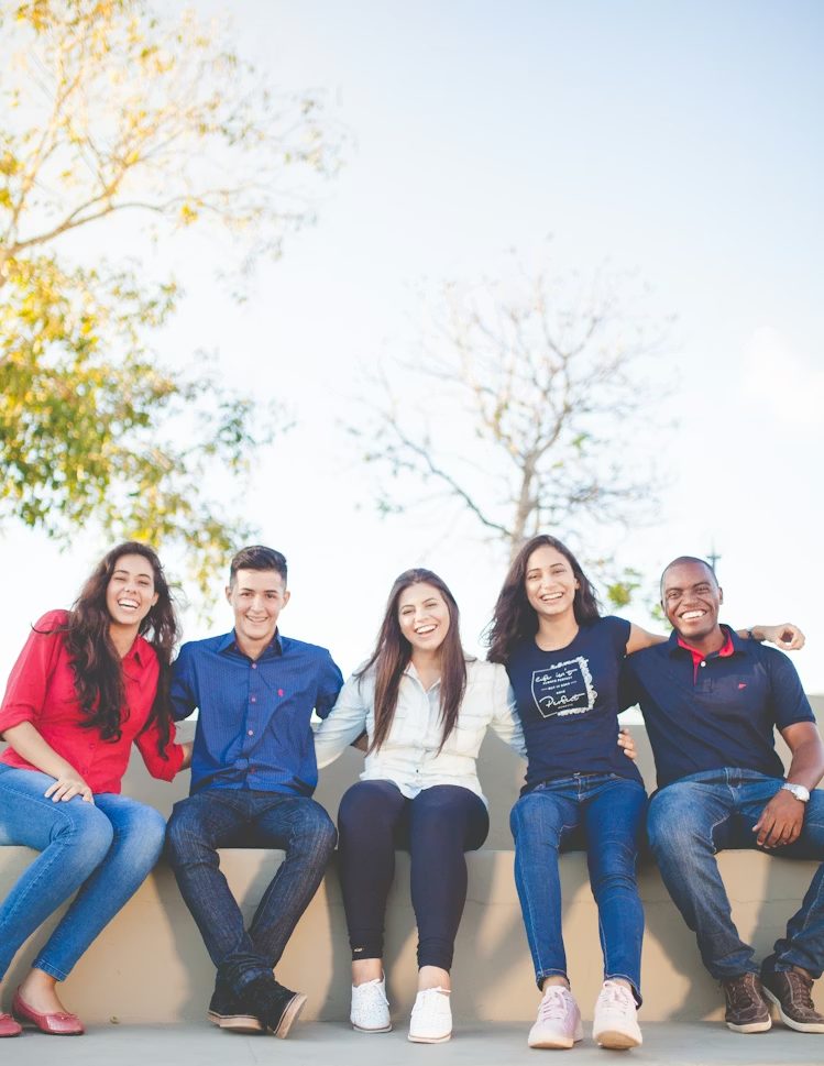 Jóvenes investigadores en un campus universitario